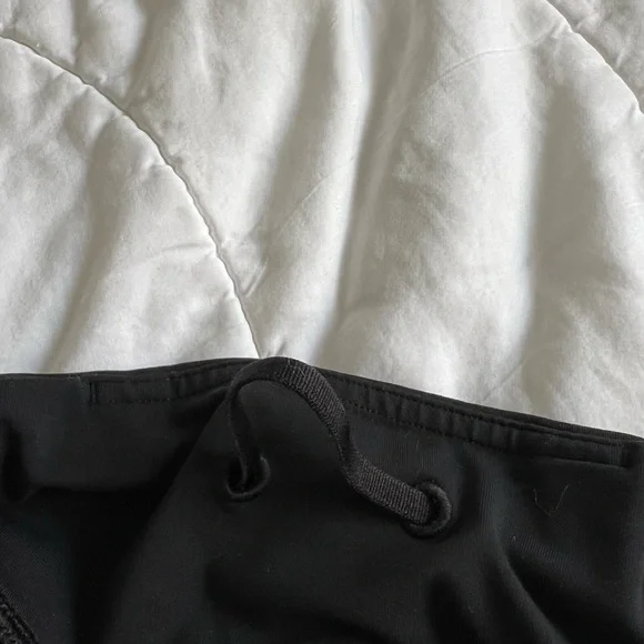Lululemon | Black Leggings back pocket - Picture 5 of 9